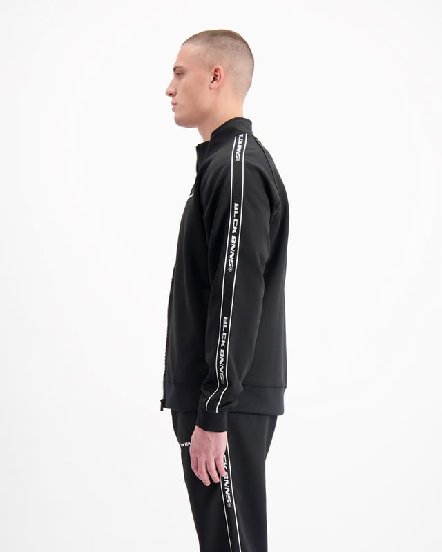 100 % Polyester Normale Passform Hoher Kragen mit Reißverschluss Gesticktes BLCK BNNS-Logo auf der linken Brust Gesticktes Markenband auf den Ärmeln Zwei Reißverschlusstaschen vorne Kann mit den Taped Trackpants kombiniert werden 
