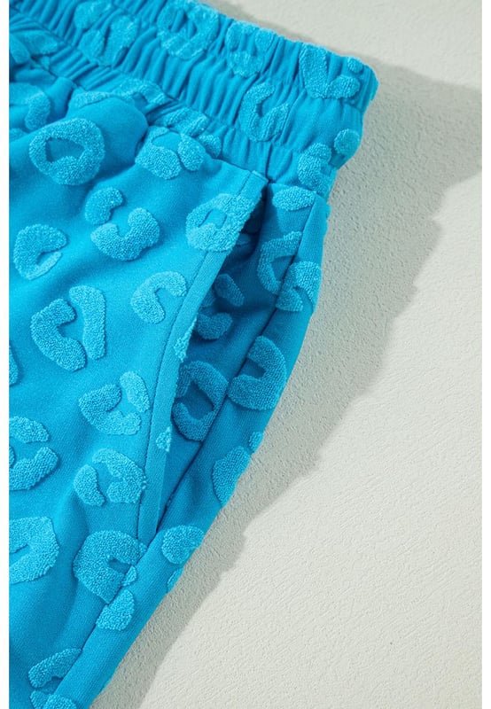 Twee-delige set bestaande uit een top en broek
Opvallend blauw leoparden jacquardpatroon
Korte mouwen top voor comfort
Brede broekspijpen voor een modieuze uitstraling
Hoge elasticiteit voor een comfortabele pasvorm
Materiaal: 95% Polyester 5% Elastaan