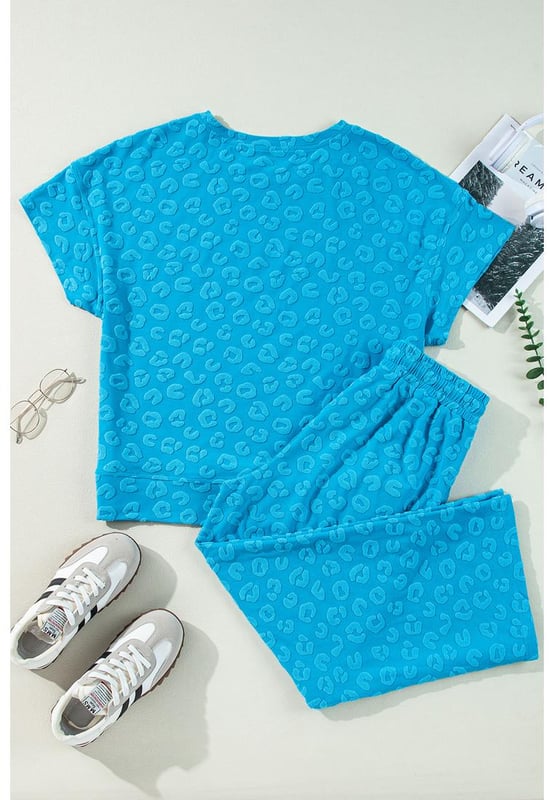 Twee-delige set bestaande uit een top en broek
Opvallend blauw leoparden jacquardpatroon
Korte mouwen top voor comfort
Brede broekspijpen voor een modieuze uitstraling
Hoge elasticiteit voor een comfortabele pasvorm
Materiaal: 95% Polyester 5% Elastaan