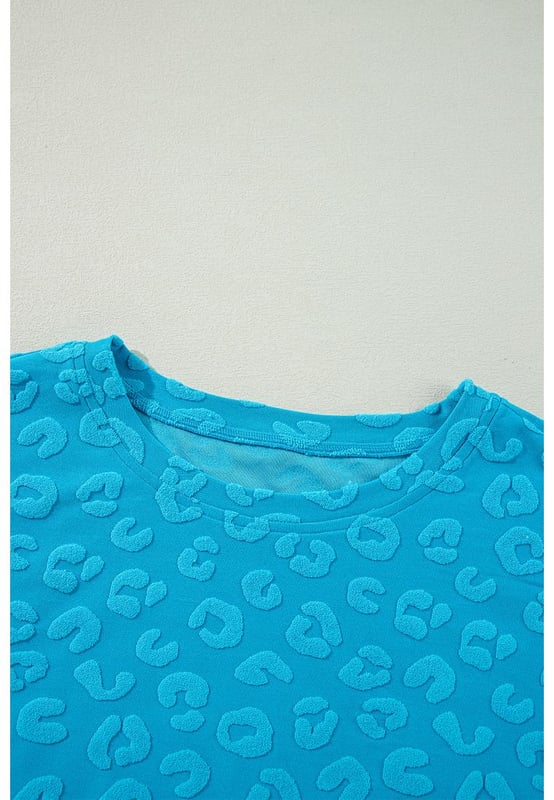 Twee-delige set bestaande uit een top en broek
Opvallend blauw leoparden jacquardpatroon
Korte mouwen top voor comfort
Brede broekspijpen voor een modieuze uitstraling
Hoge elasticiteit voor een comfortabele pasvorm
Materiaal: 95% Polyester 5% Elastaan