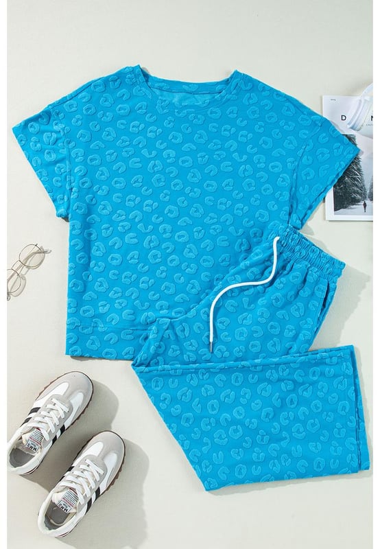 Twee-delige set bestaande uit een top en broek
Opvallend blauw leoparden jacquardpatroon
Korte mouwen top voor comfort
Brede broekspijpen voor een modieuze uitstraling
Hoge elasticiteit voor een comfortabele pasvorm
Materiaal: 95% Polyester 5% Elastaan