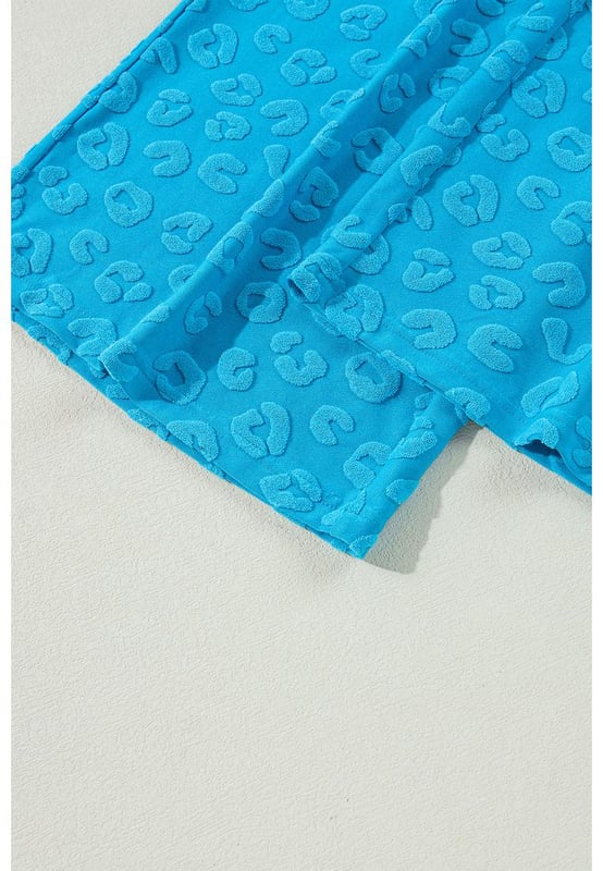 Twee-delige set bestaande uit een top en broek
Opvallend blauw leoparden jacquardpatroon
Korte mouwen top voor comfort
Brede broekspijpen voor een modieuze uitstraling
Hoge elasticiteit voor een comfortabele pasvorm
Materiaal: 95% Polyester 5% Elastaan
