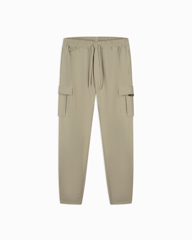 90 % Nylon | 10 % Spandex Locker sitzend Elastischer Bund Zwei Vordertaschen Cargo-Seitentaschen BLCK BNNS Patch auf der linken Seitentasche Kann mit der Delta Cargo-Jacke kombiniert werden