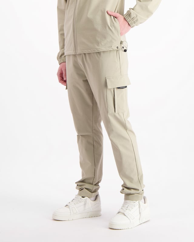 90 % Nylon | 10 % Spandex Locker sitzend Elastischer Bund Zwei Vordertaschen Cargo-Seitentaschen BLCK BNNS Patch auf der linken Seitentasche Kann mit der Delta Cargo-Jacke kombiniert werden