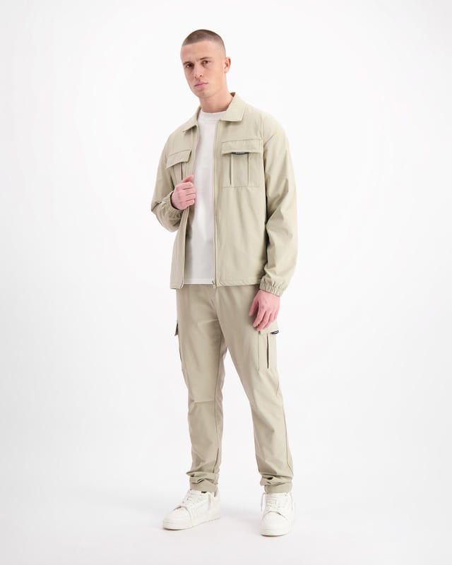 90 % Nylon | 10 % Spandex Locker sitzend Elastischer Bund Zwei Vordertaschen Cargo-Seitentaschen BLCK BNNS Patch auf der linken Seitentasche Kann mit der Delta Cargo-Jacke kombiniert werden