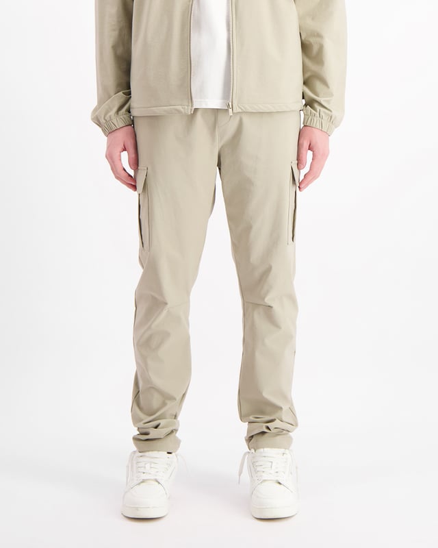 90 % Nylon | 10 % Spandex Locker sitzend Elastischer Bund Zwei Vordertaschen Cargo-Seitentaschen BLCK BNNS Patch auf der linken Seitentasche Kann mit der Delta Cargo-Jacke kombiniert werden