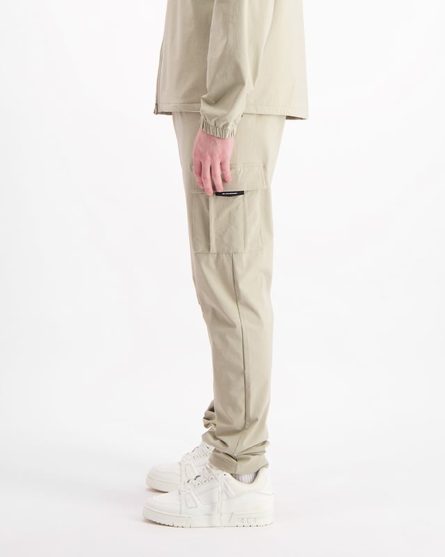 90 % Nylon | 10 % Spandex Locker sitzend Elastischer Bund Zwei Vordertaschen Cargo-Seitentaschen BLCK BNNS Patch auf der linken Seitentasche Kann mit der Delta Cargo-Jacke kombiniert werden