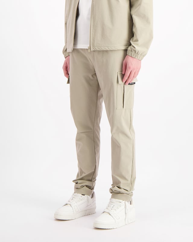 90 % Nylon | 10 % Spandex Locker sitzend Elastischer Bund Zwei Vordertaschen Cargo-Seitentaschen BLCK BNNS Patch auf der linken Seitentasche Kann mit der Delta Cargo-Jacke kombiniert werden
