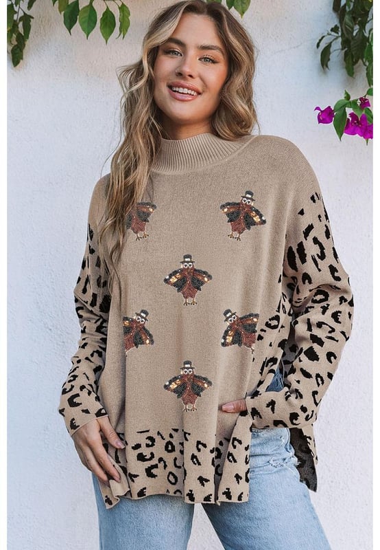 Suéter caqui con pavo de lentejuelas y estampado de leopardo  
Diseño de cuello alto para mayor elegancia  
Aberturas elegantes para un giro moderno  
Silhouette con hombros caídos  
Perfecto para combinar con pantalones ajustados o jeans  
Material: 55% Acrílico 45% Algodón