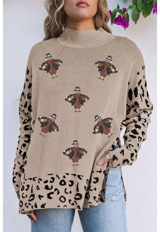 Suéter caqui con pavo de lentejuelas y estampado de leopardo  
Diseño de cuello alto para mayor elegancia  
Aberturas elegantes para un giro moderno  
Silhouette con hombros caídos  
Perfecto para combinar con pantalones ajustados o jeans  
Material: 55% Acrílico 45% Algodón