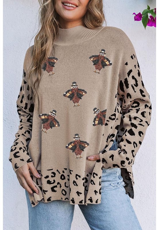 Suéter caqui con pavo de lentejuelas y estampado de leopardo  
Diseño de cuello alto para mayor elegancia  
Aberturas elegantes para un giro moderno  
Silhouette con hombros caídos  
Perfecto para combinar con pantalones ajustados o jeans  
Material: 55% Acrílico 45% Algodón