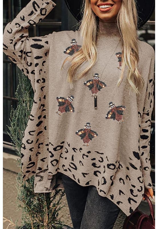 Suéter caqui con pavo de lentejuelas y estampado de leopardo  
Diseño de cuello alto para mayor elegancia  
Aberturas elegantes para un giro moderno  
Silhouette con hombros caídos  
Perfecto para combinar con pantalones ajustados o jeans  
Material: 55% Acrílico 45% Algodón