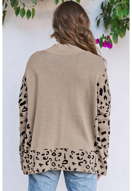 Suéter caqui con pavo de lentejuelas y estampado de leopardo  
Diseño de cuello alto para mayor elegancia  
Aberturas elegantes para un giro moderno  
Silhouette con hombros caídos  
Perfecto para combinar con pantalones ajustados o jeans  
Material: 55% Acrílico 45% Algodón