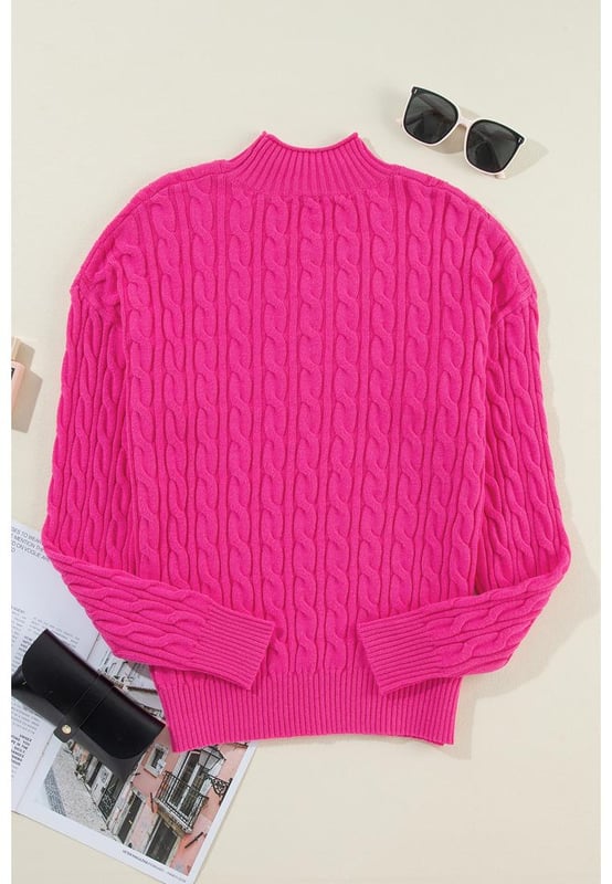 Rojo rosa sólido  
Detalles de punto de cable  
Cuello alto  
Hombro caído  
Silhouette relajada y moderna  
Se puede combinar fácilmente con varios pantalones  
Disponible en múltiples tallas  
Consulta la tabla de tallas para un ajuste preciso  
Material: 50% Viscosa, 28% Poliéster, 22% Poliamida  