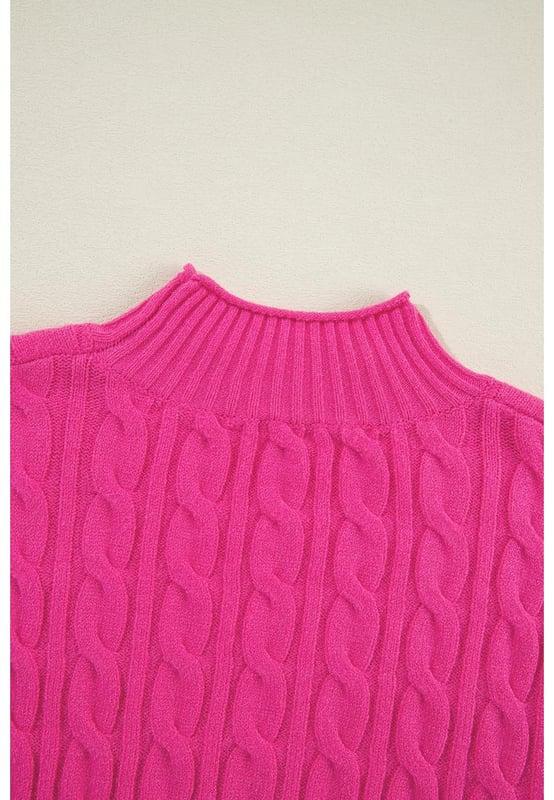 Rojo rosa sólido  
Detalles de punto de cable  
Cuello alto  
Hombro caído  
Silhouette relajada y moderna  
Se puede combinar fácilmente con varios pantalones  
Disponible en múltiples tallas  
Consulta la tabla de tallas para un ajuste preciso  
Material: 50% Viscosa, 28% Poliéster, 22% Poliamida  