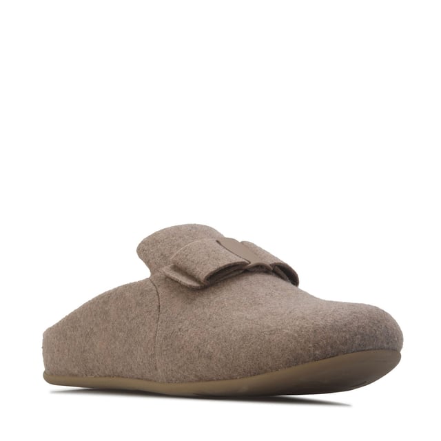 Women's Fit Flop Chrissie II Haus Bow Felt Slippers in Grey Women's Fit Flop Chrissie II Haus e01 Bow Felt Slippers.- Felt (Polyester) upper.- Slip on fastening.- Ultra-lightweight, ergonomic iQushion midsoles with anatomically mimetic arch curves and heel and ball-of-foot cushioning impact pillows.- Rubber sole. Ref: GN9A76.