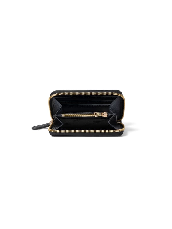 Cartera de mujer. El cierre es con cremallera. Los bolsillos internos tienen tarjeteros y uno con cremallera. Los bolsillos externos están ausentes. Falta la correa para el hombro. Falta el mango. Hay dos compartimentos internos. El material externo es 65% Poliuretano,35% Poliéster. Internamente es 80% Poliuretano, 20% Poliéster. Medidas: 12,5x10x2,5 cm. Producto de moda