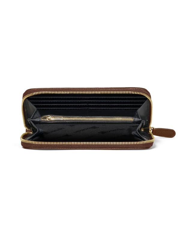 Cartera de mujer. El cierre es con cremallera. Los bolsillos internos cuentan con tarjeteros y porta billetes con bolsillos con cremallera. Los bolsillos externos están ausentes. Falta la correa para el hombro. Falta el mango. Hay dos compartimentos internos. El material exterior es 50% poliéster, 50% poliuretano. Internamente es 80% Poliuretano, 20% Poliéster. Medidas: 19,5x10,5x2,5 cm. Producto de moda