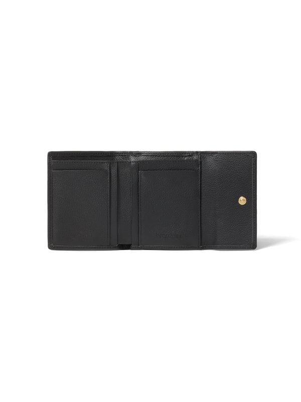 Cartera de mujer. El cierre es con botón de presión y cremallera. Los bolsillos internos son tarjeteros para billetes y monedas. Los bolsillos externos están ausentes. Falta la correa para el hombro. Falta el mango. Hay dos compartimentos internos. El material exterior es 50% poliéster, 50% poliuretano. Internamente es 80% Poliuretano, 20% Poliéster. Medidas: 11x8,5x4 cm. Producto de moda