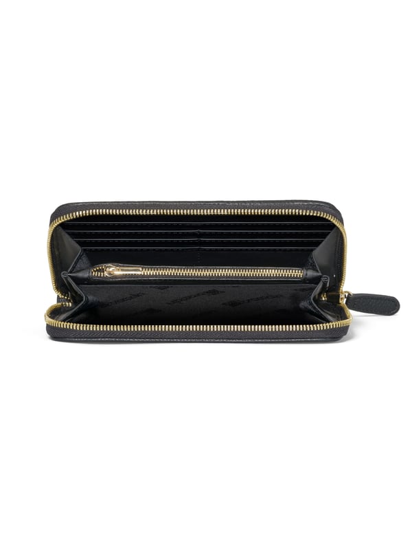 Cartera de mujer. El cierre es con cremallera. Los bolsillos internos cuentan con tarjeteros y porta billetes con bolsillos con cremallera. Los bolsillos externos están ausentes. Falta la correa para el hombro. Falta el mango. Hay dos compartimentos internos. El material exterior es 50% poliéster, 50% poliuretano. Internamente es 80% Poliuretano, 20% Poliéster. Medidas: 19,5x10,5x2,5 cm. Producto de moda