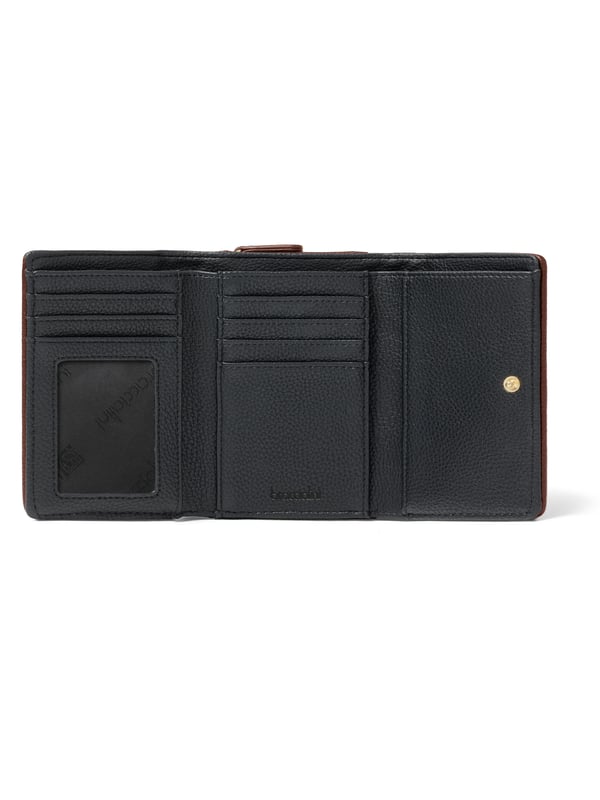 Cartera de mujer. El cierre es con botón de presión y cremallera. Los bolsillos internos son tarjeteros para billetes y monedas. Los bolsillos externos están ausentes. Falta la correa para el hombro. Falta el mango. Hay dos compartimentos internos. El material exterior es 50% poliéster, 50% poliuretano. Internamente es 80% Poliuretano, 20% Poliéster. Medidas: 14x10x3,5 cm. Producto de moda