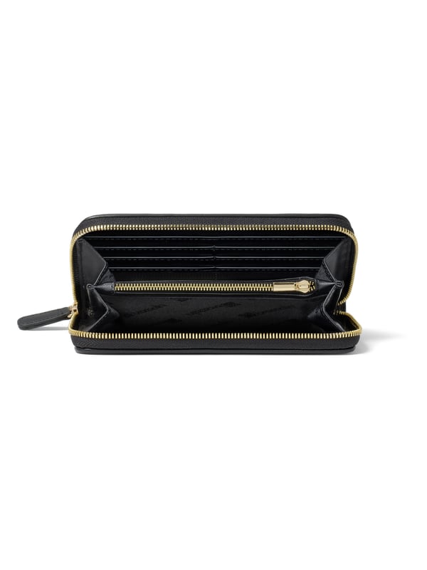 Cartera de mujer. El cierre es con cremallera. Los bolsillos internos cuentan con tarjeteros y porta billetes con bolsillos con cremallera. Los bolsillos externos están ausentes. Falta la correa para el hombro. Falta el mango. Hay dos compartimentos internos. El material externo es 65% Poliuretano,35% Poliéster. Internamente es 80% Poliuretano, 20% Poliéster. Medidas: 18,5x10,5x3 cm. Producto de moda