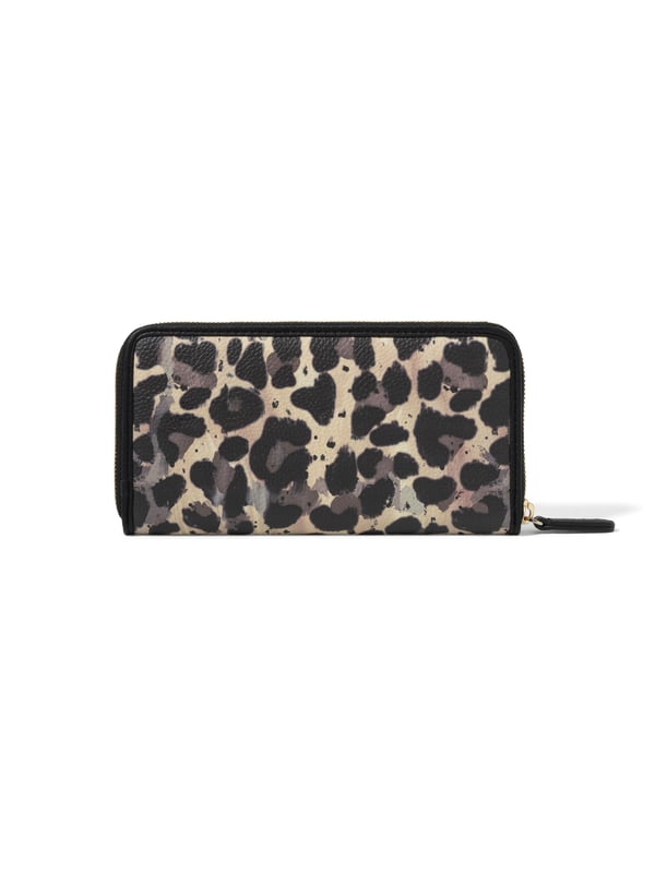 Cartera de mujer. El cierre es con cremallera. Los bolsillos internos cuentan con tarjeteros y porta billetes con bolsillos con cremallera. Los bolsillos externos están ausentes. Falta la correa para el hombro. Falta el mango. Hay dos compartimentos internos. El material exterior es 50% poliéster, 50% poliuretano. Internamente es 80% Poliuretano, 20% Poliéster. Medidas: 19,5x10,5x2,5 cm. Producto de moda