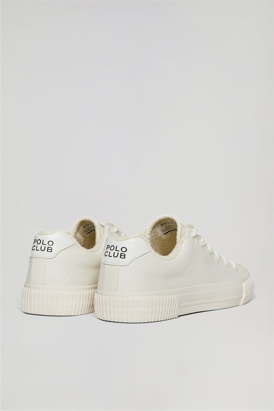 Klassischer Canvas-Turnschuh für Herren. Gummiertes Polo Club Logo auf der Fersenkappe aus Kunstleder. Markenetikett mit Ton-in-Ton-Nähten auf der Zunge. Schnürverschluss mit Logodetails. Innenfutter aus Frottee. Vulkanisierte Kautschuksohle.