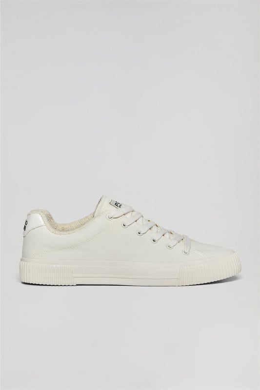 Klassischer Canvas-Turnschuh für Herren. Gummiertes Polo Club Logo auf der Fersenkappe aus Kunstleder. Markenetikett mit Ton-in-Ton-Nähten auf der Zunge. Schnürverschluss mit Logodetails. Innenfutter aus Frottee. Vulkanisierte Kautschuksohle.