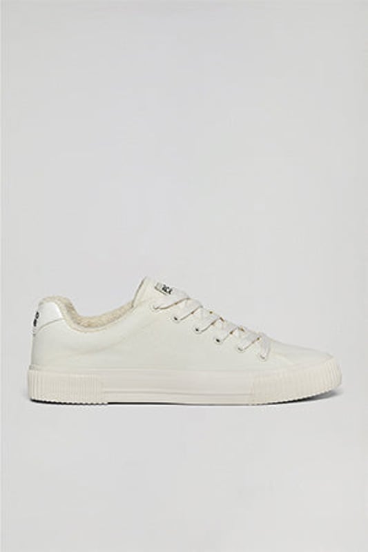 Klassischer Canvas-Turnschuh für Herren. Gummiertes Polo Club Logo auf der Fersenkappe aus Kunstleder. Markenetikett mit Ton-in-Ton-Nähten auf der Zunge. Schnürverschluss mit Logodetails. Innenfutter aus Frottee. Vulkanisierte Kautschuksohle.
