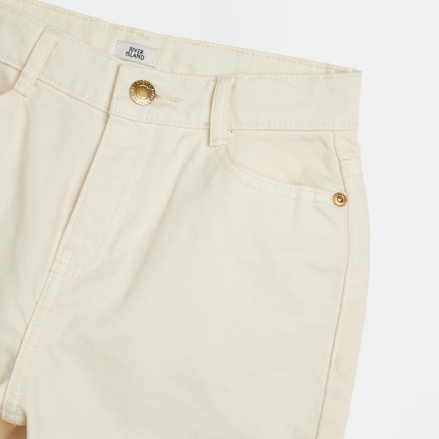 Mom fit, Denim fabric, Pockets, Belt loops, Button and zip fastening, Cotton for this product has been more responsibly sourced