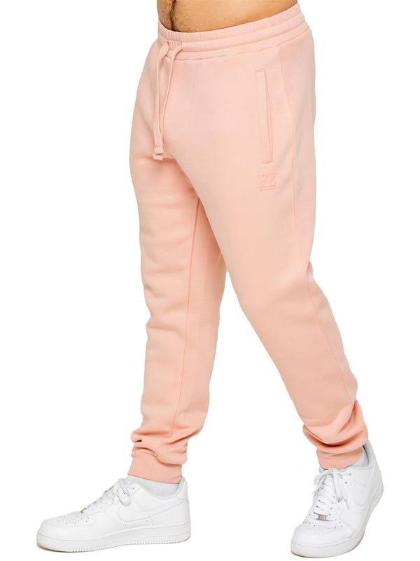 Ervaar ultiem comfort in onze Enzo Heren Joggingbroek met Regular Fit. Gemaakt met een zachte geborstelde binnenkant van fleece, zijn deze joggers perfect voor casual wear. Het manchetbeenontwerp en de elastische taille met trekkoorden zorgen voor de perfecte pasvorm. Met 2 zijdelingse insteekzakken kunt u gemakkelijk uw essentials meenemen.