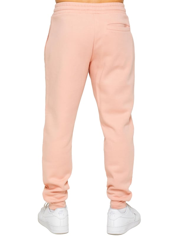 Ervaar ultiem comfort in onze Enzo Heren Joggingbroek met Regular Fit. Gemaakt met een zachte geborstelde binnenkant van fleece, zijn deze joggers perfect voor casual wear. Het manchetbeenontwerp en de elastische taille met trekkoorden zorgen voor de perfecte pasvorm. Met 2 zijdelingse insteekzakken kunt u gemakkelijk uw essentials meenemen.