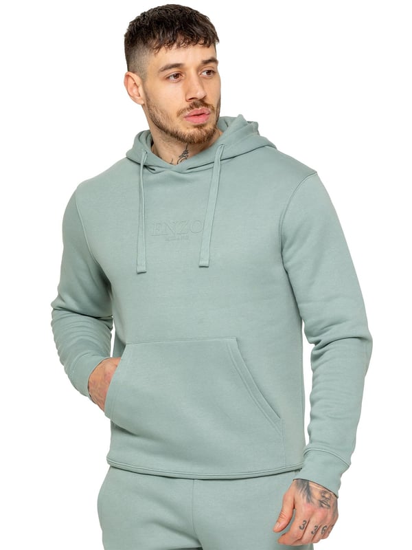 Der Enzo Men's Pullover Hoodie ist eine vielseitige Ergänzung für Ihre Garderobe. Dieser Kapuzenpullover mit Komfort und Stil verfügt über Bündchen an den Handgelenken und eine verstellbare Kapuze mit Kordelzug für eine individuelle Passform. Mit einer praktischen Kängurutasche bietet er Funktionalität und Mode zugleich. Mit Enzo-Print auf der Brust veredelt