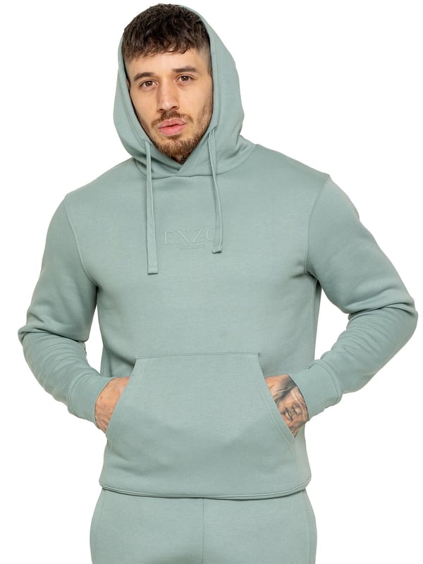 Der Enzo Men's Pullover Hoodie ist eine vielseitige Ergänzung für Ihre Garderobe. Dieser Kapuzenpullover mit Komfort und Stil verfügt über Bündchen an den Handgelenken und eine verstellbare Kapuze mit Kordelzug für eine individuelle Passform. Mit einer praktischen Kängurutasche bietet er Funktionalität und Mode zugleich. Mit Enzo-Print auf der Brust veredelt
