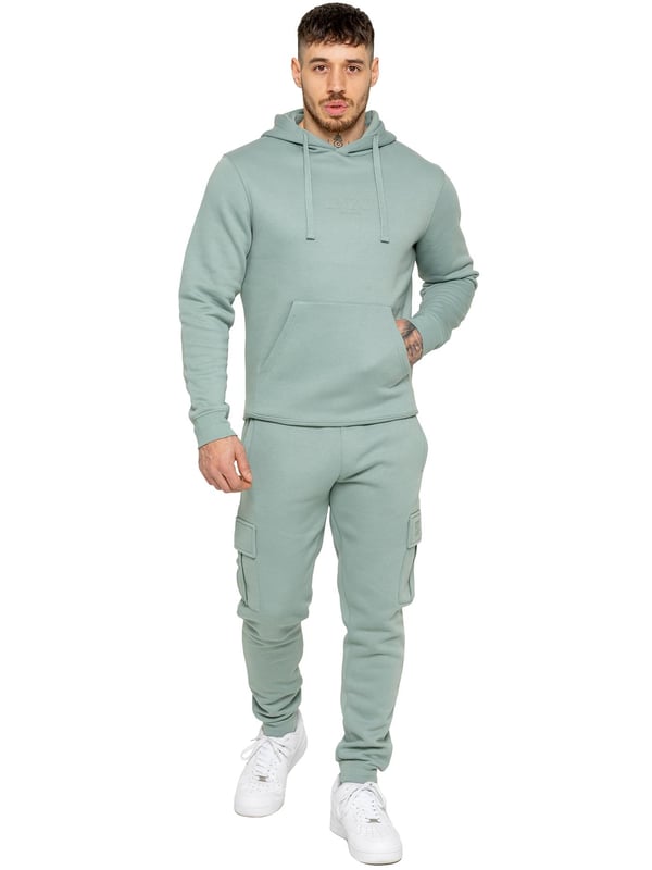 Der Enzo Men's Pullover Hoodie ist eine vielseitige Ergänzung für Ihre Garderobe. Dieser Kapuzenpullover mit Komfort und Stil verfügt über Bündchen an den Handgelenken und eine verstellbare Kapuze mit Kordelzug für eine individuelle Passform. Mit einer praktischen Kängurutasche bietet er Funktionalität und Mode zugleich. Mit Enzo-Print auf der Brust veredelt