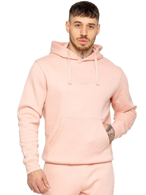 Der Enzo Men's Pullover Hoodie ist eine vielseitige Ergänzung für Ihre Garderobe. Dieser Kapuzenpullover mit Komfort und Stil verfügt über Bündchen an den Handgelenken und eine verstellbare Kapuze mit Kordelzug für eine individuelle Passform. Mit einer praktischen Kängurutasche bietet er Funktionalität und Mode zugleich. Mit Enzo-Print auf der Brust veredelt