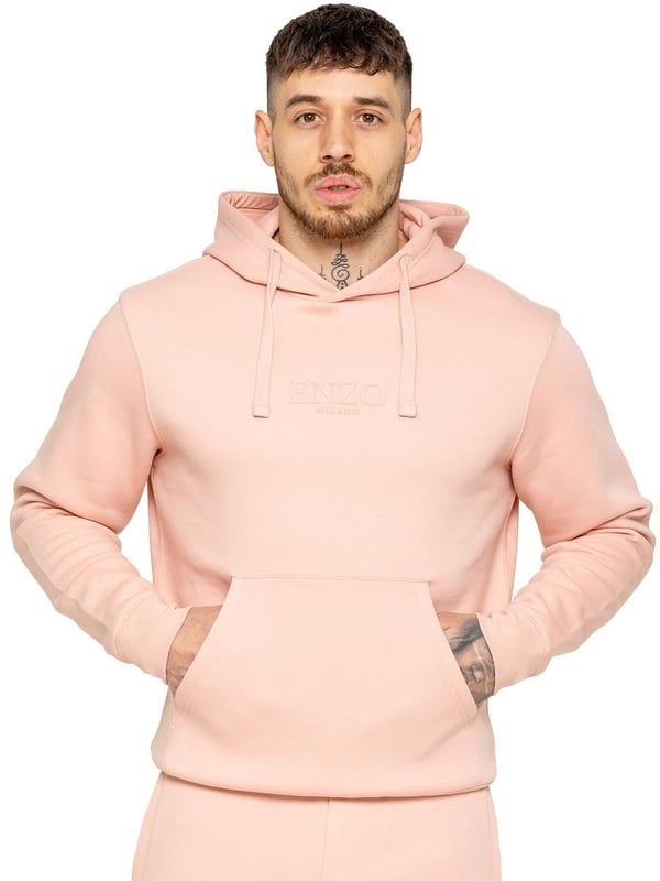 Der Enzo Men's Pullover Hoodie ist eine vielseitige Ergänzung für Ihre Garderobe. Dieser Kapuzenpullover mit Komfort und Stil verfügt über Bündchen an den Handgelenken und eine verstellbare Kapuze mit Kordelzug für eine individuelle Passform. Mit einer praktischen Kängurutasche bietet er Funktionalität und Mode zugleich. Mit Enzo-Print auf der Brust veredelt