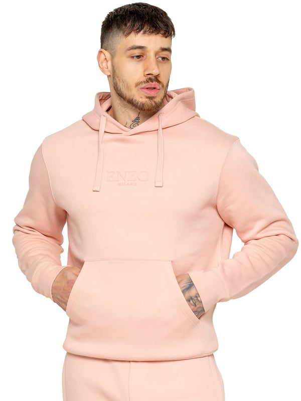 Der Enzo Men's Pullover Hoodie ist eine vielseitige Ergänzung für Ihre Garderobe. Dieser Kapuzenpullover mit Komfort und Stil verfügt über Bündchen an den Handgelenken und eine verstellbare Kapuze mit Kordelzug für eine individuelle Passform. Mit einer praktischen Kängurutasche bietet er Funktionalität und Mode zugleich. Mit Enzo-Print auf der Brust veredelt
