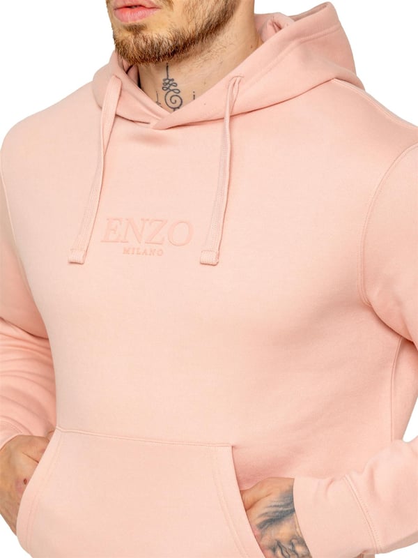 Der Enzo Men's Pullover Hoodie ist eine vielseitige Ergänzung für Ihre Garderobe. Dieser Kapuzenpullover mit Komfort und Stil verfügt über Bündchen an den Handgelenken und eine verstellbare Kapuze mit Kordelzug für eine individuelle Passform. Mit einer praktischen Kängurutasche bietet er Funktionalität und Mode zugleich. Mit Enzo-Print auf der Brust veredelt