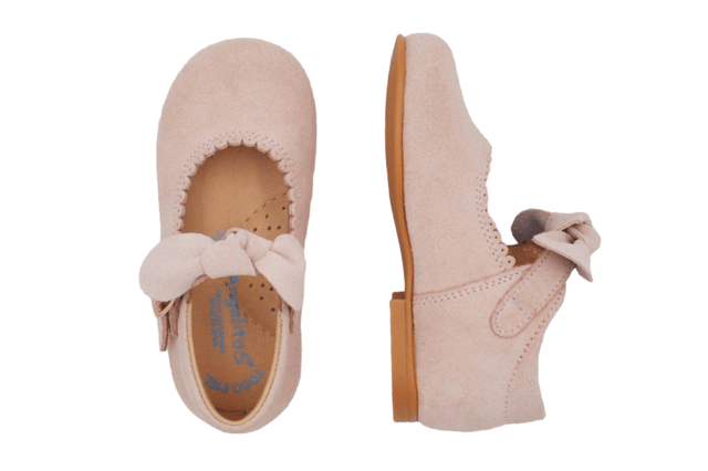 De gebruikelijke Mary Janes, zacht en knuffelig. Ideaal voor de voetjes van de kleintjes. Mary Jane schoen gemaakt van pluche rundsuèdeleer met strikvormige decoratie en gespsluiting. Het interieur is gemaakt met een voering van natuurlijk leer, teen- en hielbeschermer, binnenzool met anatomische brug en antislip rubberen zool. Schoenen ontworpen en vervaardigd in Spanje.