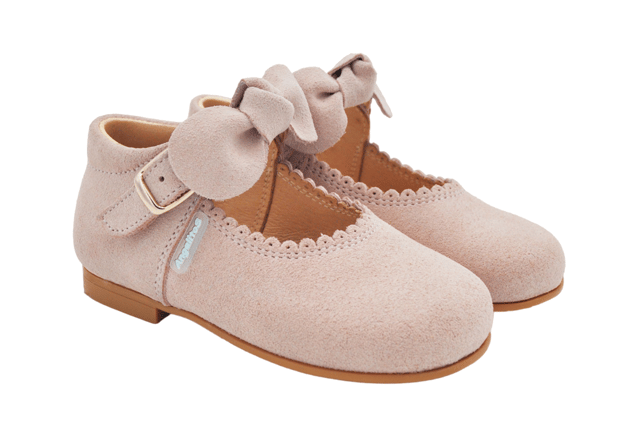 De gebruikelijke Mary Janes, zacht en knuffelig. Ideaal voor de voetjes van de kleintjes. Mary Jane schoen gemaakt van pluche rundsuèdeleer met strikvormige decoratie en gespsluiting. Het interieur is gemaakt met een voering van natuurlijk leer, teen- en hielbeschermer, binnenzool met anatomische brug en antislip rubberen zool. Schoenen ontworpen en vervaardigd in Spanje.