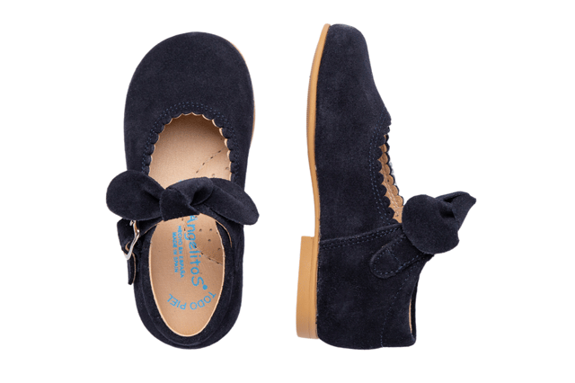 De gebruikelijke Mary Janes, zacht en knuffelig. Ideaal voor de voetjes van de kleintjes. Mary Jane schoen gemaakt van pluche rundsuèdeleer met strikvormige decoratie en gespsluiting. Het interieur is gemaakt met een voering van natuurlijk leer, teen- en hielbeschermer, binnenzool met anatomische brug en antislip rubberen zool. Schoenen ontworpen en vervaardigd in Spanje.