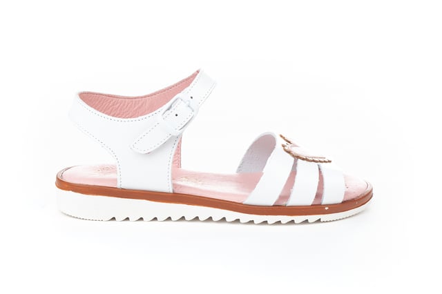 Anspruchsvolle, weiche und flexible Sandalen. Sandalenartiger Schuh aus Rindsnappaleder mit Herzverzierung am Obermaterial und Schnallenverschluss. Der Innenraum besteht aus Naturlederfutter, einer Innensohle mit anatomischem Steg und einer rutschfesten Gummisohle. In Spanien entworfene und hergestellte Schuhe.