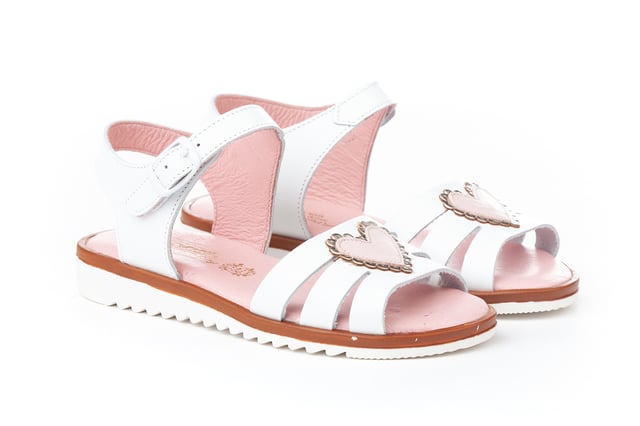 Anspruchsvolle, weiche und flexible Sandalen. Sandalenartiger Schuh aus Rindsnappaleder mit Herzverzierung am Obermaterial und Schnallenverschluss. Der Innenraum besteht aus Naturlederfutter, einer Innensohle mit anatomischem Steg und einer rutschfesten Gummisohle. In Spanien entworfene und hergestellte Schuhe.