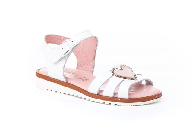 Anspruchsvolle, weiche und flexible Sandalen. Sandalenartiger Schuh aus Rindsnappaleder mit Herzverzierung am Obermaterial und Schnallenverschluss. Der Innenraum besteht aus Naturlederfutter, einer Innensohle mit anatomischem Steg und einer rutschfesten Gummisohle. In Spanien entworfene und hergestellte Schuhe.