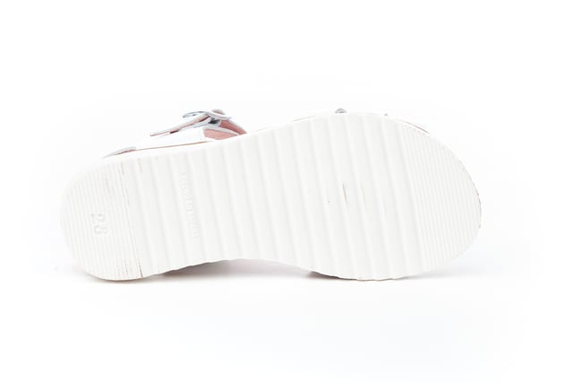 Anspruchsvolle, weiche und flexible Sandalen. Sandalenartiger Schuh aus Rindsnappaleder mit Herzverzierung am Obermaterial und Schnallenverschluss. Der Innenraum besteht aus Naturlederfutter, einer Innensohle mit anatomischem Steg und einer rutschfesten Gummisohle. In Spanien entworfene und hergestellte Schuhe.