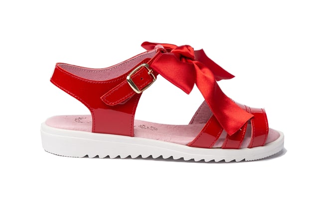 Unas sandalias sofisticadas, suaves y flexiRJes. Zapato tipo sandalia fabricado en napa de piel bovina con adorno de lazos en la pala y sistema de cierre de hebilla. La parte interior está fabricada con forro de piel natural, planta con puente anatómico y suela de goma antideslizante. Calzado diseñado y fabricado en España.