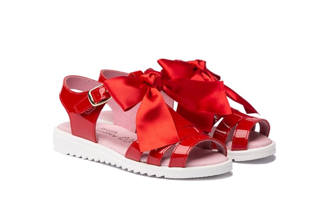 Unas sandalias sofisticadas, suaves y flexiRJes. Zapato tipo sandalia fabricado en napa de piel bovina con adorno de lazos en la pala y sistema de cierre de hebilla. La parte interior está fabricada con forro de piel natural, planta con puente anatómico y suela de goma antideslizante. Calzado diseñado y fabricado en España.
