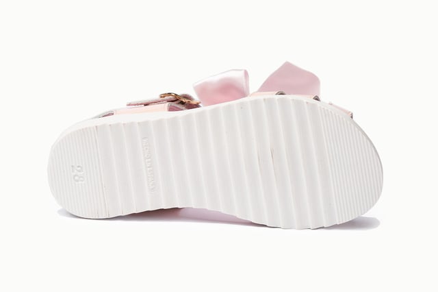 Unas sandalias sofisticadas, suaves y flexiRJes. Zapato tipo sandalia fabricado en napa de piel bovina con adorno de lazos en la pala y sistema de cierre de hebilla. La parte interior está fabricada con forro de piel natural, planta con puente anatómico y suela de goma antideslizante. Calzado diseñado y fabricado en España.